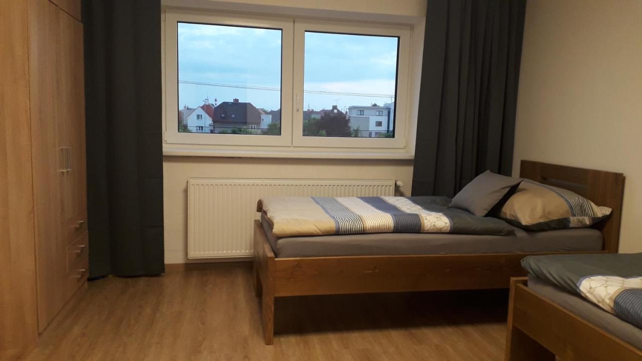 Vila Vekose - Apartman S Terasou A Zahradou Hradec Kralove Exterior photo