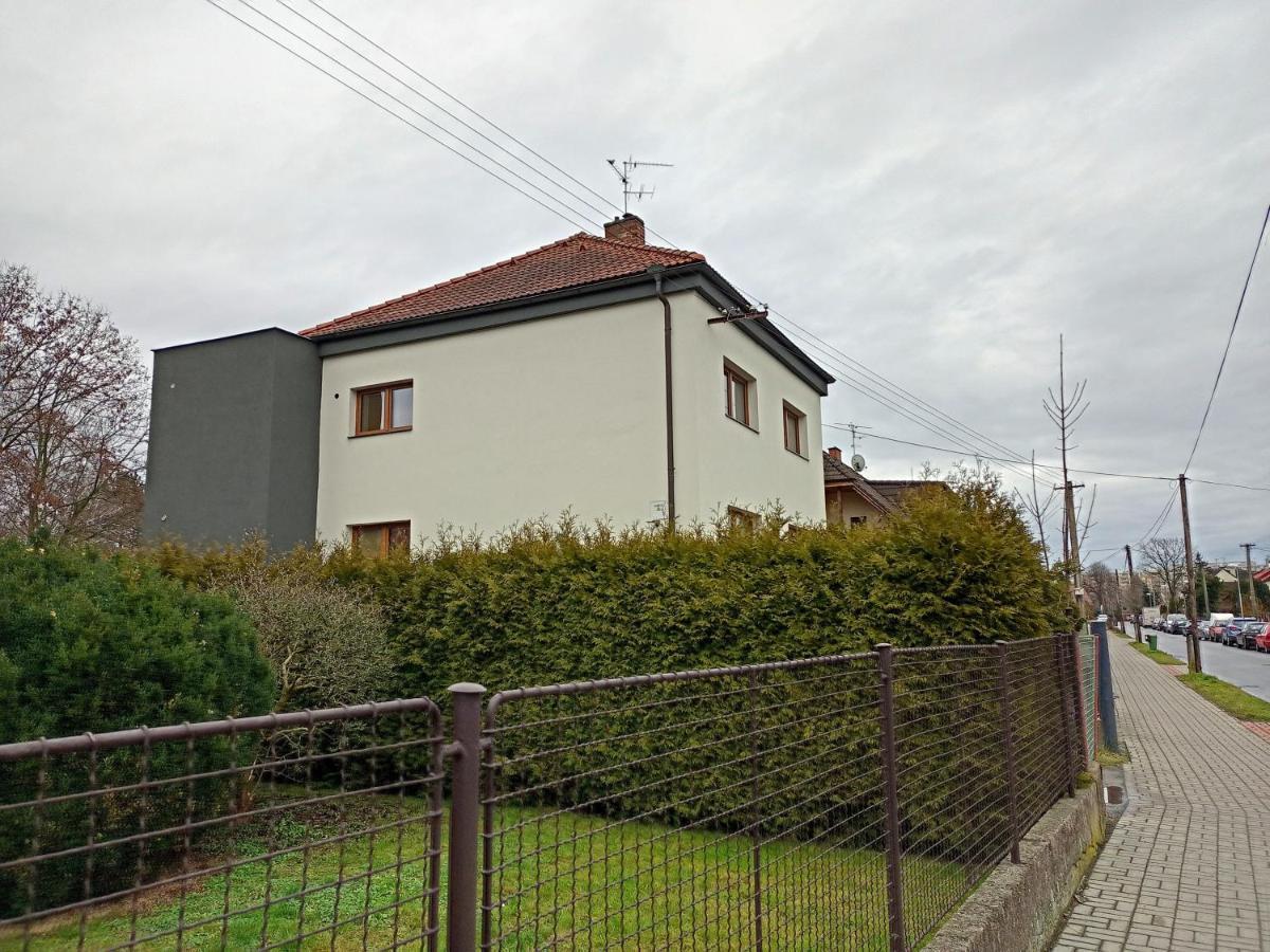 Vila Vekose - Apartman S Terasou A Zahradou Hradec Kralove Exterior photo